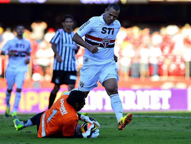 <p>Aranha foi um dos destaques do Santos no clássico contra o São Paulo; embalado, time já venceu três seguidas no Campeonato Brasileiro</p>