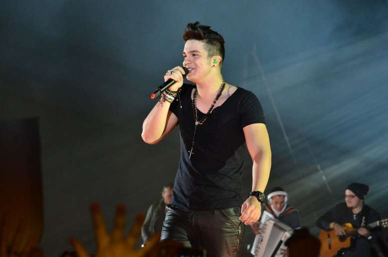 Em grava&ccedil;&atilde;o de seu terceiro DVD, em Itu (SP), Luan Santana realizou o sonho de uma f&atilde; e a levou para o palco, onde fez carinhos em um sof&aacute;