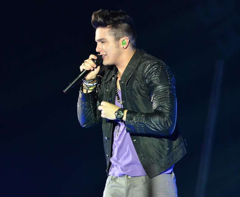 Em grava&ccedil;&atilde;o de seu terceiro DVD, em Itu (SP), Luan Santana realizou o sonho de uma f&atilde; e a levou para o palco, onde fez carinhos em um sof&aacute;