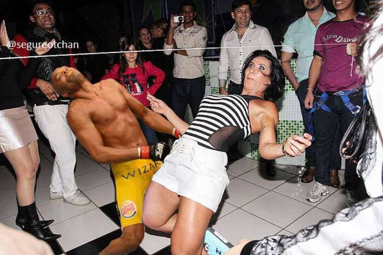 <p>A pose do nocaute sofrido por Anderson Silva inspirou recordou internautas da 'Dança da Cordinha', do grupo de axé 'É o Tchan'</p>