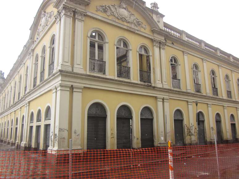 <p>Especialistas coletaram material nesta segunda-feira para analisar o que provocou o aquecimento no pr&eacute;dio</p>