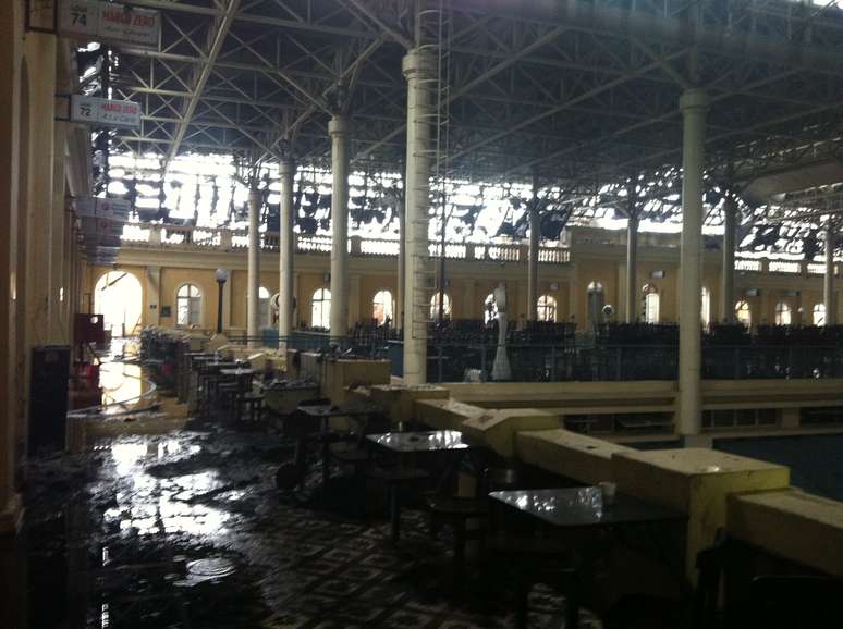 <p>Imagem mostra o segundo andar do Mercado Público de Porto Alegre (RS) neste domingo, um dia após um incêndio de grandes proporções atingir o prédio histórico</p>