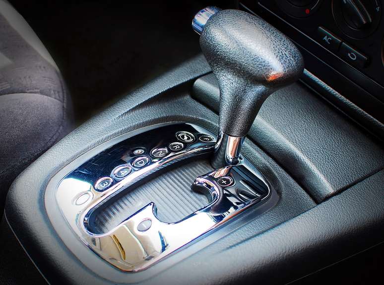 Carro com câmbio automático precisa de verificação do nível óleo da caixa