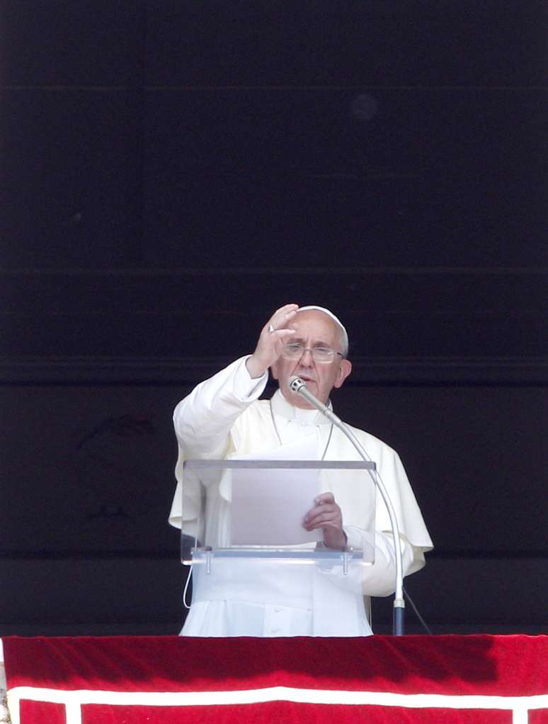 O papa Francisco dá bênção dominical na Praça São Pedro
