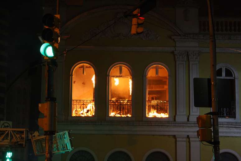 <p>Detalhe de sala consumida pelo fogo no segundo andar do Mercado Público</p>
