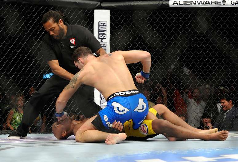 <p>Weidman nocauteou Anderson Silva no primeiro combate</p>