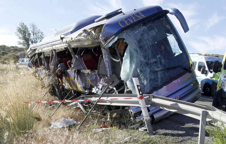Ônibus ficou destruído após o acidente na altura da localidade de Tornadizos