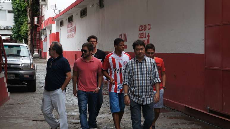 Presidente Paulo Wanderley acompanhou o atleta na coletiva, mas n&atilde;o revelou valores. Chegou a se falar em R$6,8 milh&otilde;es pela venda de 60% dos direitos econ&ocirc;micos e 100% dos federativos