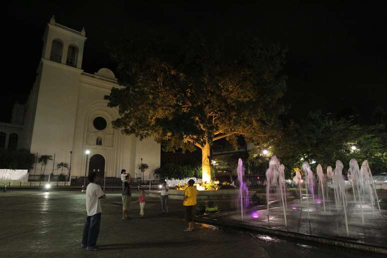 Salvadorenhos saíram às ruas da capital, mas inicialmente não há informações sobre danos pelo sismo