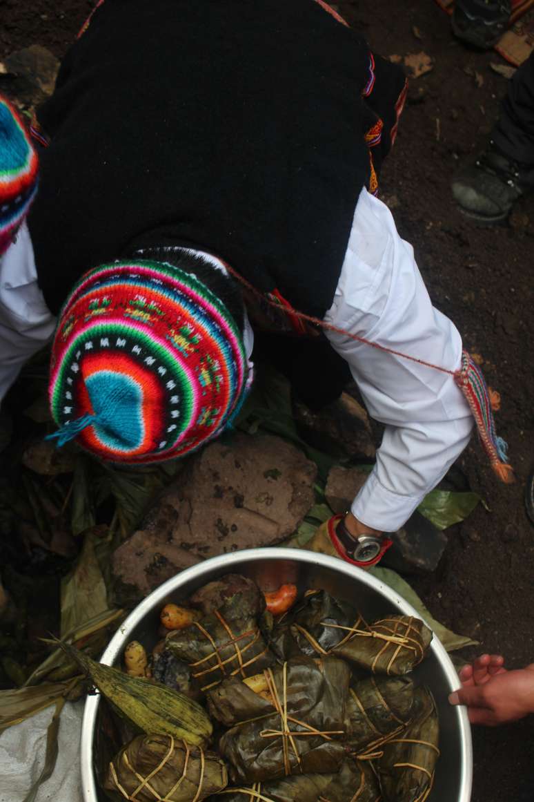 <p>Os alimentos são embalados em folhas de bananeira e enterrados na terra</p>