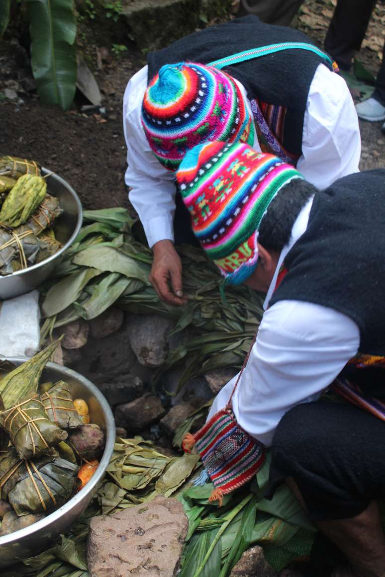 <p>No caso do Sumaq Machu Picchu Hotel, a pachamanca é preparada a beira do rio Urubamba</p>