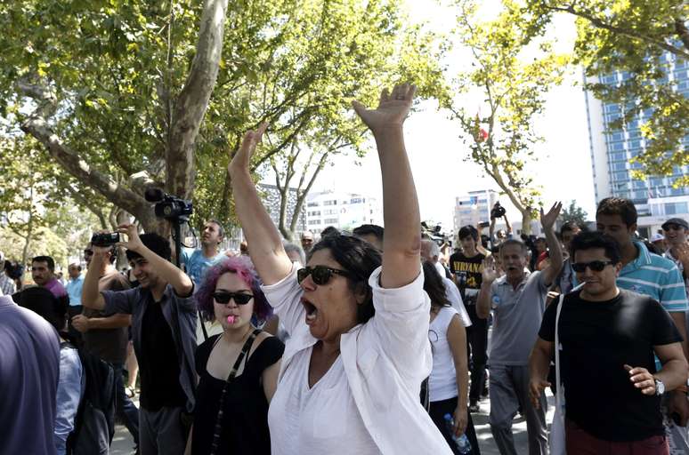Manifestantes ocupam o parque durante o evento de reabertura