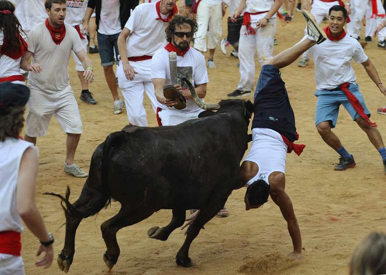 Corredores em encierro corrida de touros em pamplona espanha corrida de  touros em pamplona festival tradicional de san fermin onde os participantes  correm à frente dos touros pelas ruas até a praça