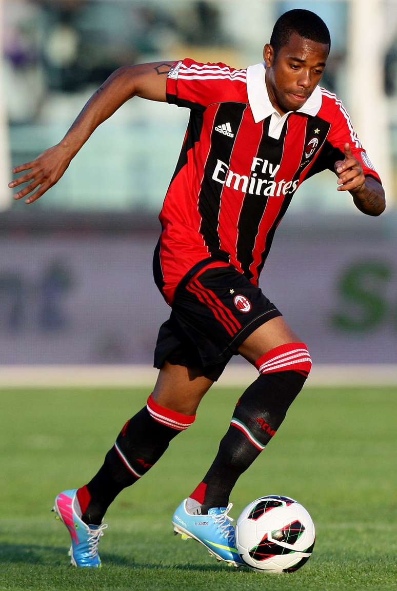 <p>Robinho recebia 4 milhões de euros por temporada no Milan; agora, ganhará 2 milhões de euros</p>