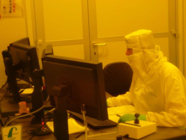 Funcionário da Graphenea faz teste em laboratório com grafeno