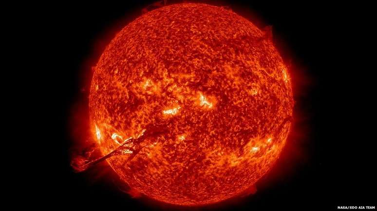 A região de transição é uma camada fina entre a cromosfera e a atmosfera do Sol, onde as temperaturas variam muito - de 20 mil graus a 1 milhão de graus Celsius. Essa impressão foi capturada com luzes ultravioletas, que são invisíveis a olho nu