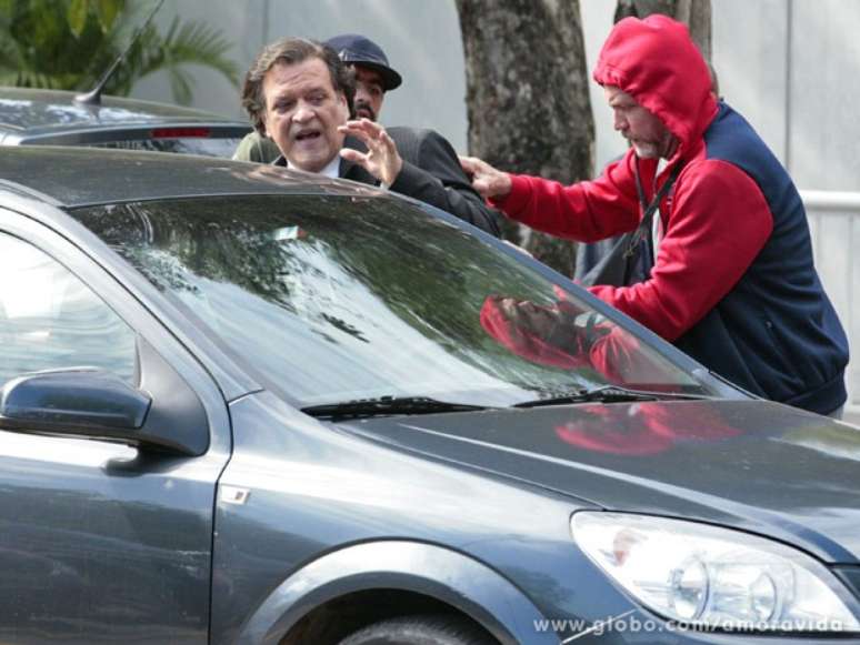 Atílio (Luis Melo) é assaltado no estacionamento do Hospital San Magno e perde a memória