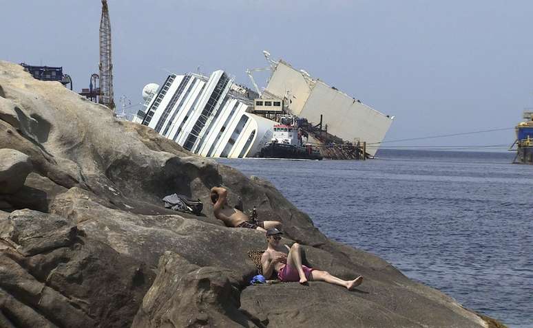 Imagem mostra o Costa Concordia ainda costa da Ilha de Giglio na segunda-feira