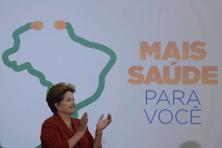 <p>Presidente Dilma Rousseff lan&ccedil;ou ontem programa que visa a levar m&eacute;dicos para o interior do Pa&iacute;s</p>