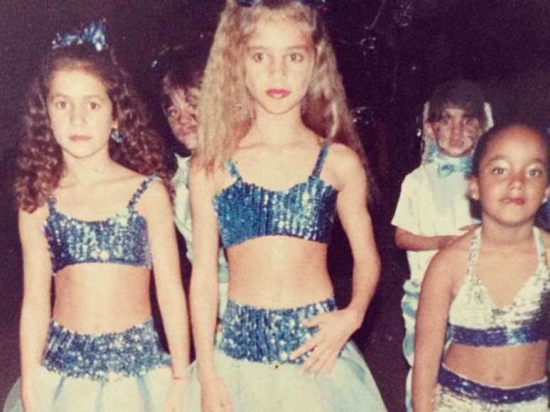 <p>Grazi ainda crian&ccedil;a, ao lado de amigas, mostrando que sempre foi bastante magra</p>