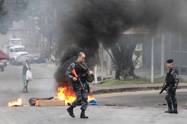 Policiais do Bope tentam liberar via bloqueada por traficantes com barricadas de lixo