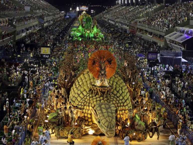 <p>Atual campeã, a Vila Isabel se apresenta na Marques de Sapucaí no segundo dia de desfiles</p>