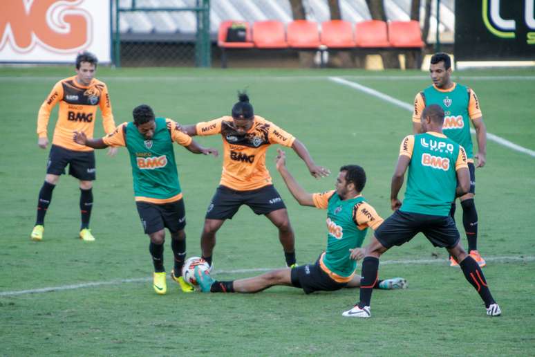 Com Ronaldinho em campo, o Atlético-MG entra em campo às 21h50 (de Brasília) desta quarta-feira, no Estádio Independência, contra o Newell's Old Boys