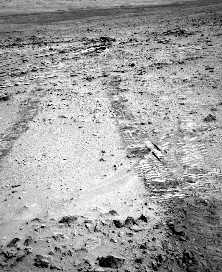 O robô Curiosity registrou os próprios rastros deixados durante trajeto no solo de Marte nesta terça-feira, 9 de julho