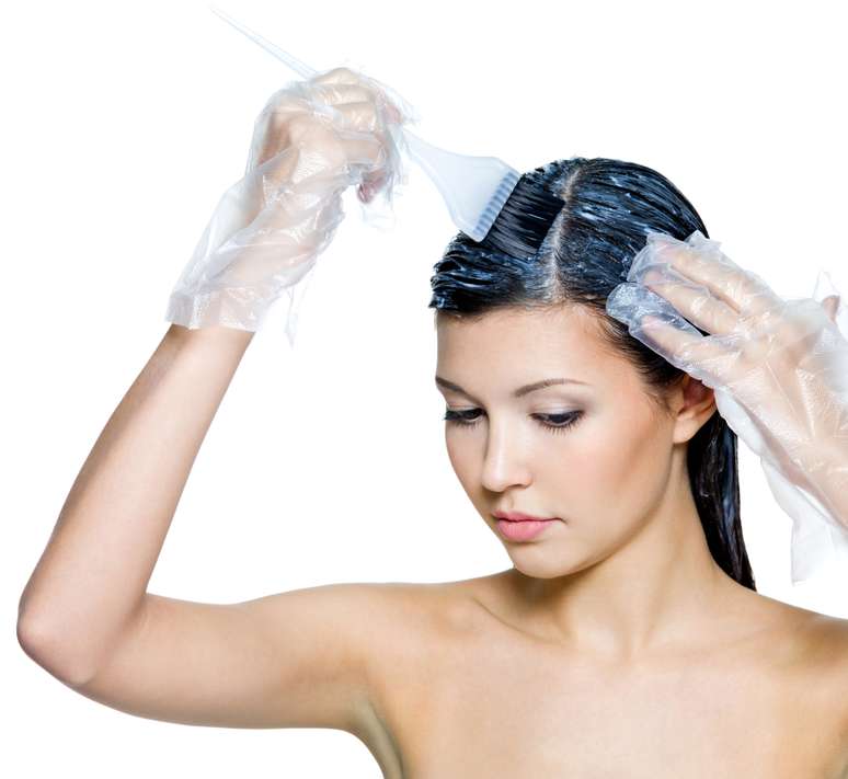 <p>Mulheres preferem tingir o cabelo em casa para economizar</p>