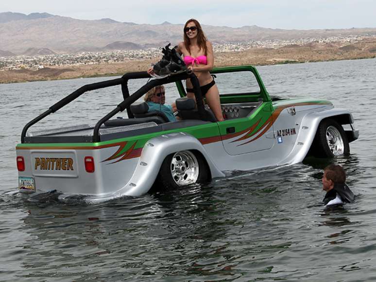 <p>A empresa americana WaterCar começou a receber pedidos pelo carro anfíbio Panther em 1º de julho</p>