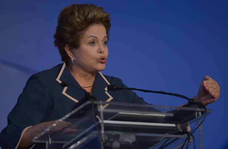 <p>Dilma participou da 16ª Marcha dos Prefeitos, em Brasília, e precisou ouvir vaias durante o discurso</p>