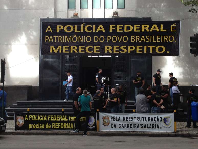 O grupo saiu em caminhada pela avenida Rio Branco em direção à Candelária