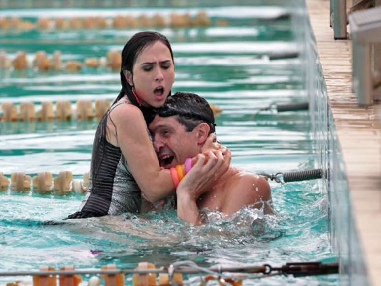 <p>Valdirene (Tatá Werneck) tenta seduzir Gustavo Borges mas se dá mal porque é jogada na piscina e não sabe nadar</p>