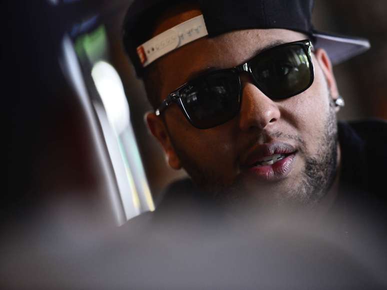 Os de Paula &eacute; um grupo formado por tr&ecirc;s filhos de Netinho de Paula, que fez sua carreira de cantor e hoje se dedica &agrave; pol&iacute;tica. Dika, o terceiro integrante n&atilde;o compareceu &agrave; entrevista, mas Levi e Dudu falaram sobre os planos da carreira, suas inspira&ccedil;&otilde;es, e da rela&ccedil;&atilde;o com o pai