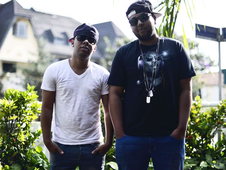 Os de Paula &eacute; um grupo formado por tr&ecirc;s filhos de Netinho de Paula, que fez sua carreira de cantor e hoje se dedica &agrave; pol&iacute;tica. Dika, o terceiro integrante n&atilde;o compareceu &agrave; entrevista, mas Levi e Dudu falaram sobre os planos da carreira, suas inspira&ccedil;&otilde;es, e da rela&ccedil;&atilde;o com o pai