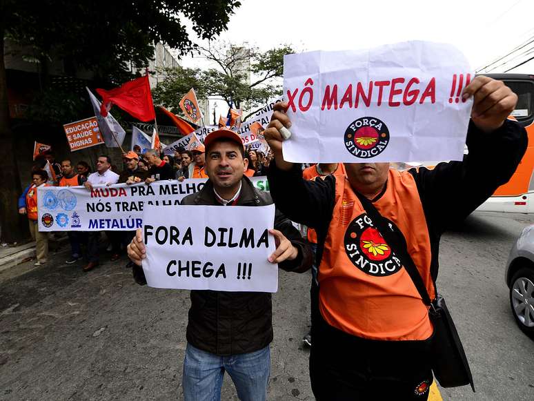 <p>Manifestantes, a maioria metalúrgicos, fazem protesto na zona sul da capital</p>