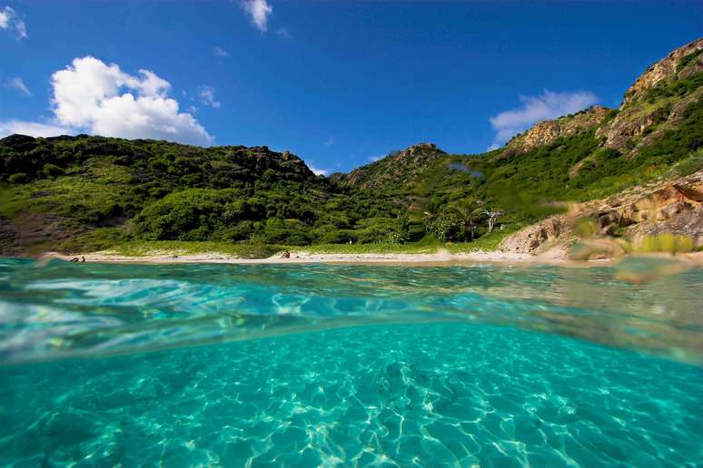 <p><strong>Saint Barts, Caribe</strong><br />Exclusiva ilha francesa do Caribe, Saint Barts tem praias paradisíacas e calmas cobertas de areia branca como  Saint Jean e Gouverneur. Além de curtir o sol nos resorts de luxo de Saint Barts, os turistas podem aproveitar lojas de grife e restaurantes gastronômicos em Gustavia, capital da ilha</p>