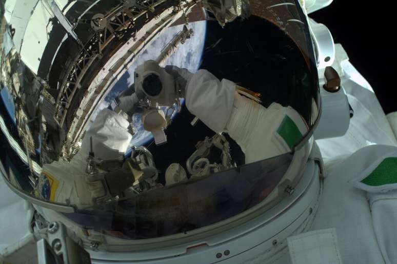 <p>O astronauta Luca Parmitano aproveitou sua pioneira caminhada espacial - a primeira da hist&oacute;ria feita por um italiano - para registrar tudo o que viu. Apelidado de &quot;Luca Skywalker&quot; pela Ag&ecirc;ncia Espacial Europeia (ESA, na sigla em ingl&ecirc;s), ele tirou&nbsp;muitas fotos de si mesmo no espa&ccedil;o, registrou&nbsp;o trabalho do colega americano Chris Cassidy e fez uma &uacute;ltima imagem da Terra antes de voltar &agrave; Esta&ccedil;&atilde;o Espacial Internacional</p>