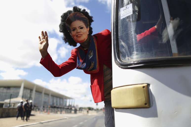 <p>"Fantasiado" de Dilma Rousseff, manifestante leva sua mensagem de protesto em Brasília</p>