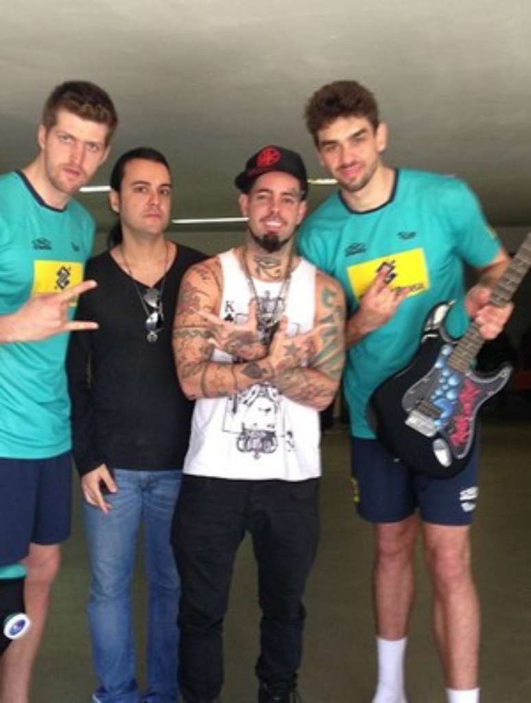 <p>Jogadores e m&uacute;sicos se encontraram ap&oacute;s treino no Rio</p>