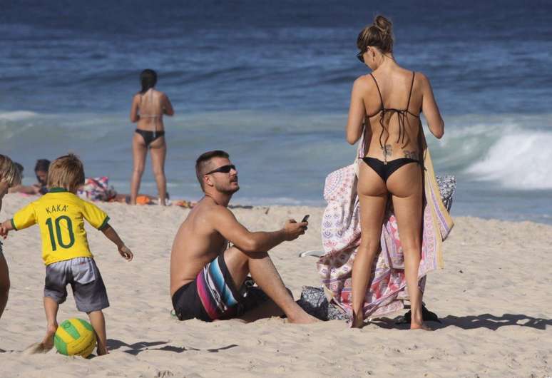 A apresentadora Fernanda Lima e o ator Rodrigo Hilbert aproveitaram a tarde ensolarada desta quinta-feira (11) para curtir com os filhos, João e Francisco, a praia do Leblon, na zona sul do Rio de Janeiro