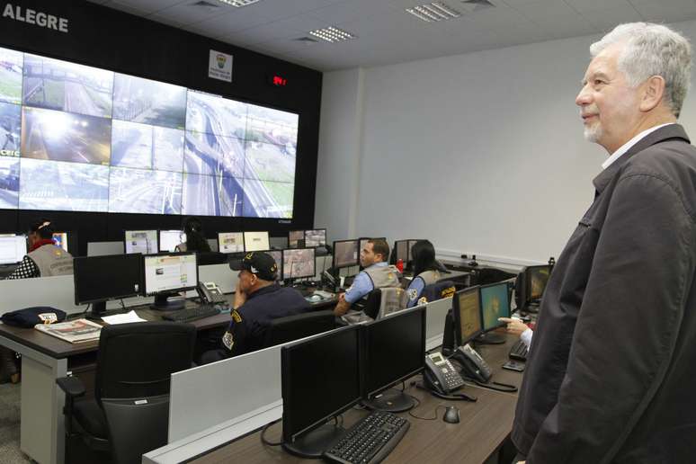 <p><strong>Porto Alegre</strong> Prefeito Jos&eacute; Fortunati monitora tr&acirc;nsito da capital ga&uacute;cha em meio a greve de rodovi&aacute;rios</p>