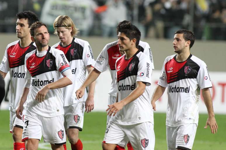 Jogadores do Newell's se seguraram como puderam, mas ca&iacute;ram nos p&ecirc;naltis