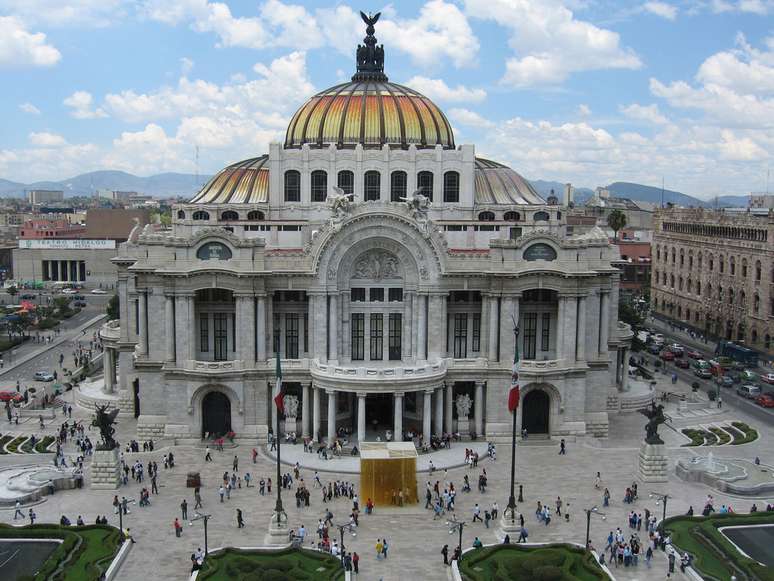 O Palácio de Belas Artes, mais importante centro cultural da Cidade do México, é um símbolo da Revolução Mexicana. O prédio começou a ser construído em 1904, mas as obras foram interrompidas em 1916, quando líderes rebeldes lutavam pelo poder depois da renúncia do ditador Porfírio Díaz, em 1910. A revolução, no entanto, não foi só política, mas também nas artes. Entre as décadas de 1920 e 1950, nomes como Diego Rivera, David Alfaro Siqueiros e José Clemente Orozco colocaram o México no mapa da arte mundial ao pintar enormes murais retratando as lutas históricas do povo de seu país. Terminados os conflitos, o Palácio de Belas Artes foi finalmente inaugurado em 1934, e passou a abrigar algumas das obras-primas criadas na esteira da Revolução Mexicana