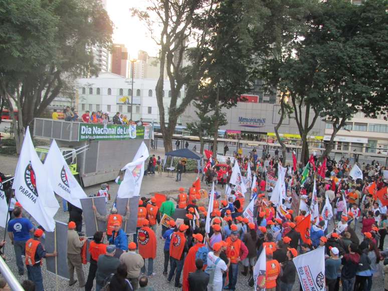 Cerca de 1,5 mil pessoas se reuniram na tarde desta quinta-feira na praça Rui Barbosa, no centro de Curitiba, em atos ligados à Greve Geral convocada por centrais sindicais em todo o País