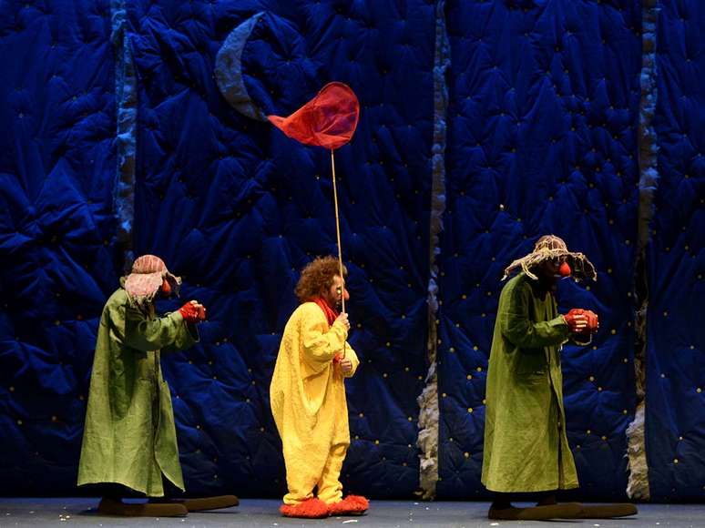 Na v&eacute;spera da estreia da curta temporada do espet&aacute;culo 'Slava&acute;s SnowShow' em S&atilde;o Paulo, a dupla Ot&aacute;vio e Gustavo Pandolfo, conhecida como Osgemeos, inaugurou uma instala&ccedil;&atilde;o no sagu&atilde;o principal do Teatro Bradesco, onde o show ser&aacute; apresentado a partir desta quinta-feira (11) at&eacute; o pr&oacute;ximo domingo (14); no evento &agrave; imprensa estavam, al&eacute;m de tr&ecirc;s dos sete palha&ccedil;os da trupe russa do renomado Slava Polunin, produtores e o diretor Gari Chernyakhovskii