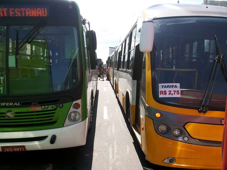 Ônibus bloquearam avenida no centro de Manaus, causando revolta entre usuários