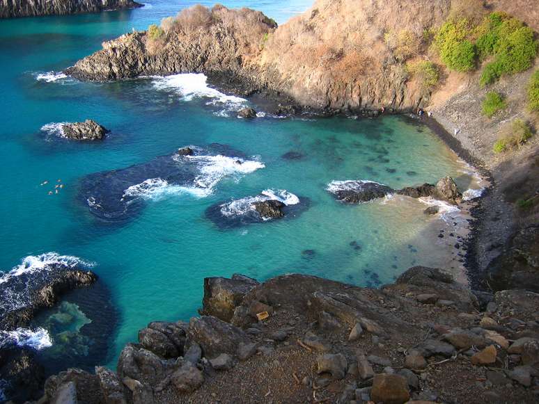 <p>A Baía dos Porcos é um famoso cartão-postal, com suas águas de um azul intenso e o morro dos Dois Irmãos ao fundo</p>