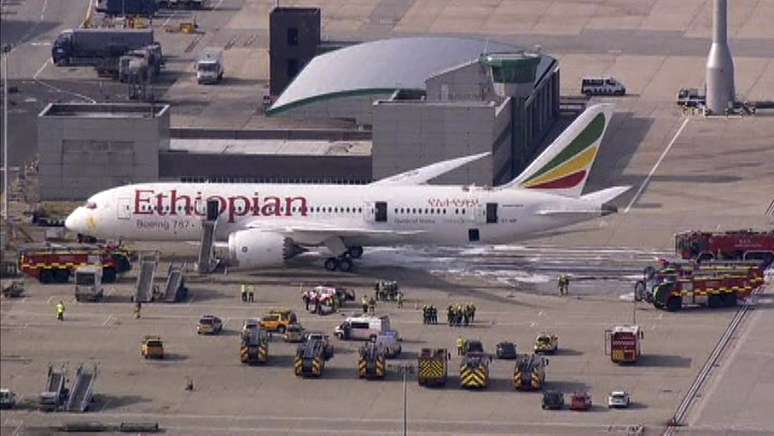 Equipes de emergência cercam o avião da companhia Ethiopian Airlines na pista do aeroporto