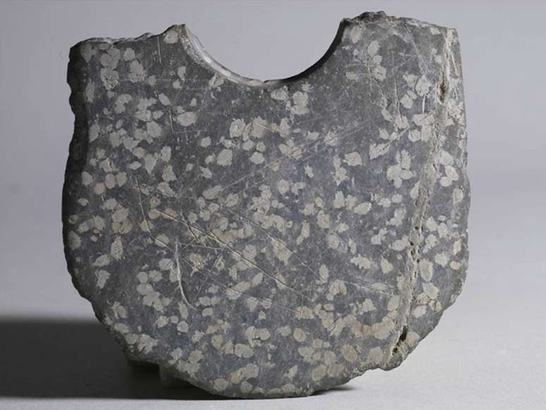 <p>Inscrições descobertas estão entre os mais de 200 objetos que foram desenterrados de jazida neolítica</p>